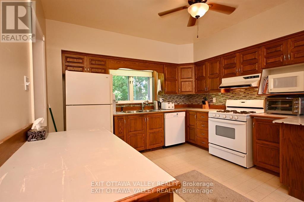 27 Meadow Street, Whitewater Region, Ontario  K0J 1K0 - Photo 8 - X12009353