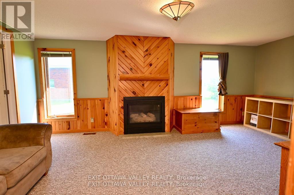 27 Meadow Street, Whitewater Region, Ontario  K0J 1K0 - Photo 10 - X12009353