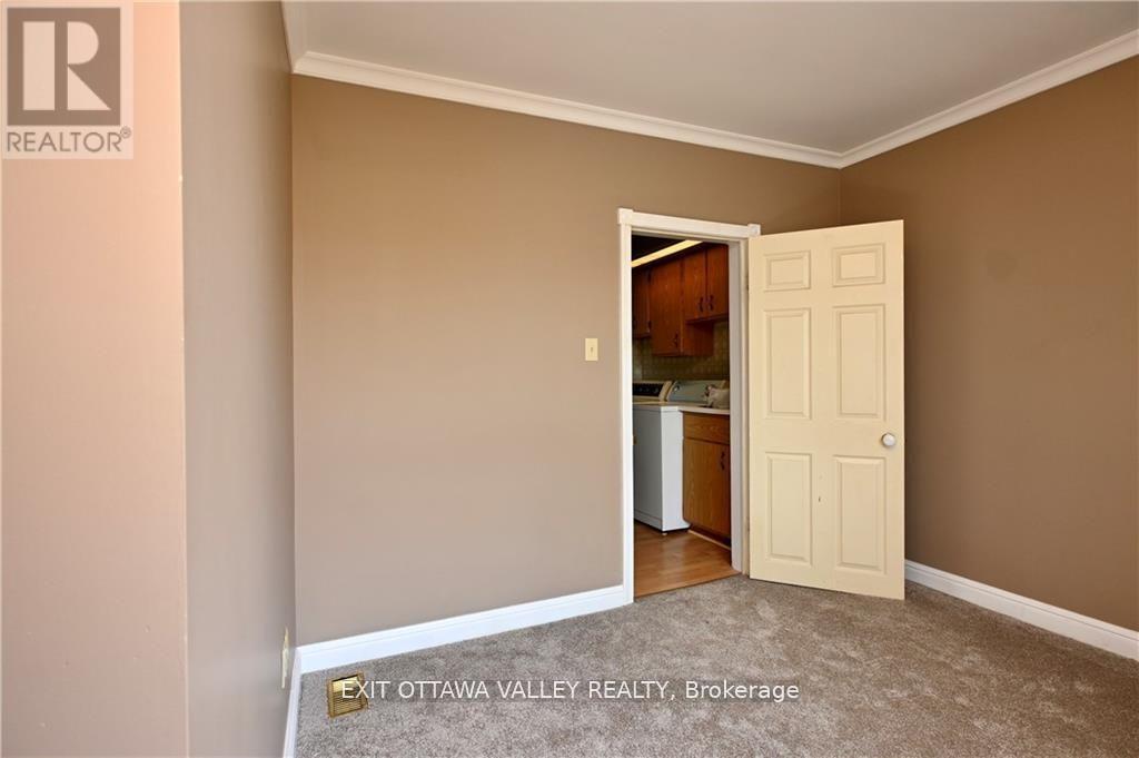 27 Meadow Street, Whitewater Region, Ontario  K0J 1K0 - Photo 17 - X12009353