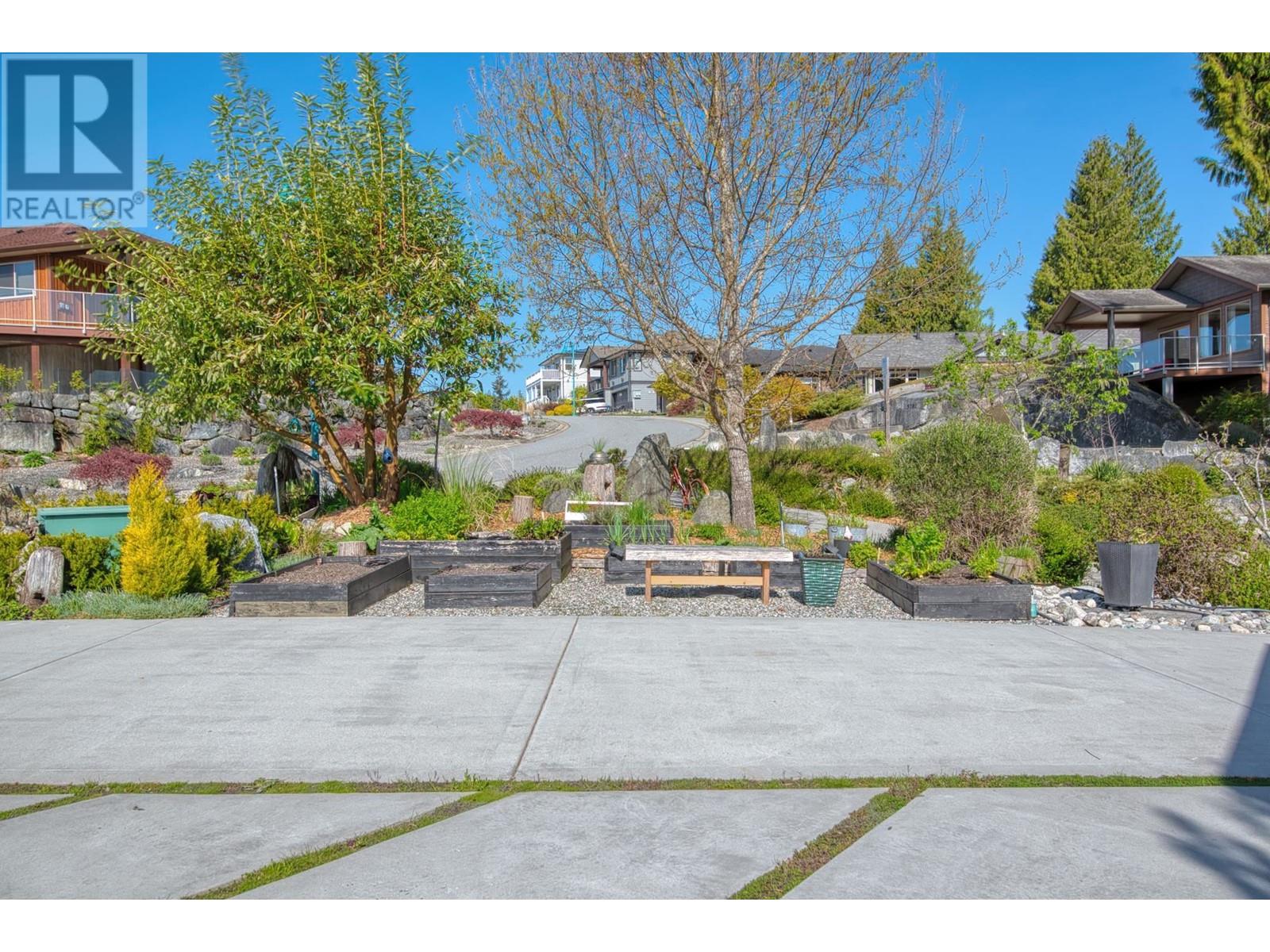 5769 Genni's Way, Sechelt, British Columbia  V7Z 0N8 - Photo 3 - R2997293