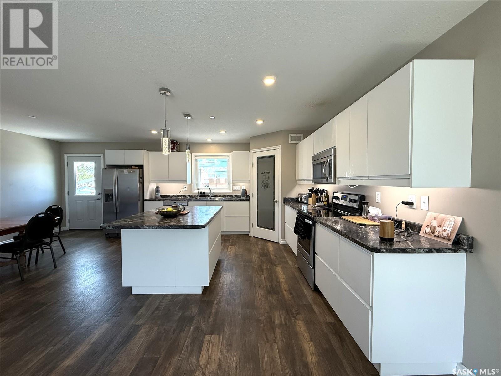 Property at 810 Centre STREET image 3