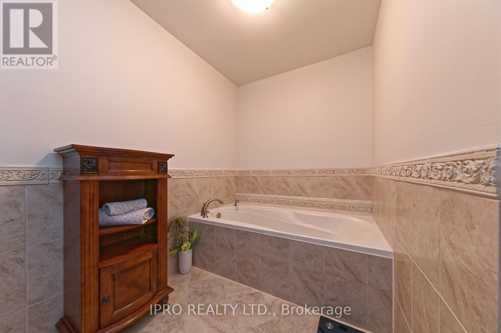 40 Stornwood Court Ne, Brampton (Fletcher's Creek South), Ontario  L6W 4H5 - Photo 25 - W12092974