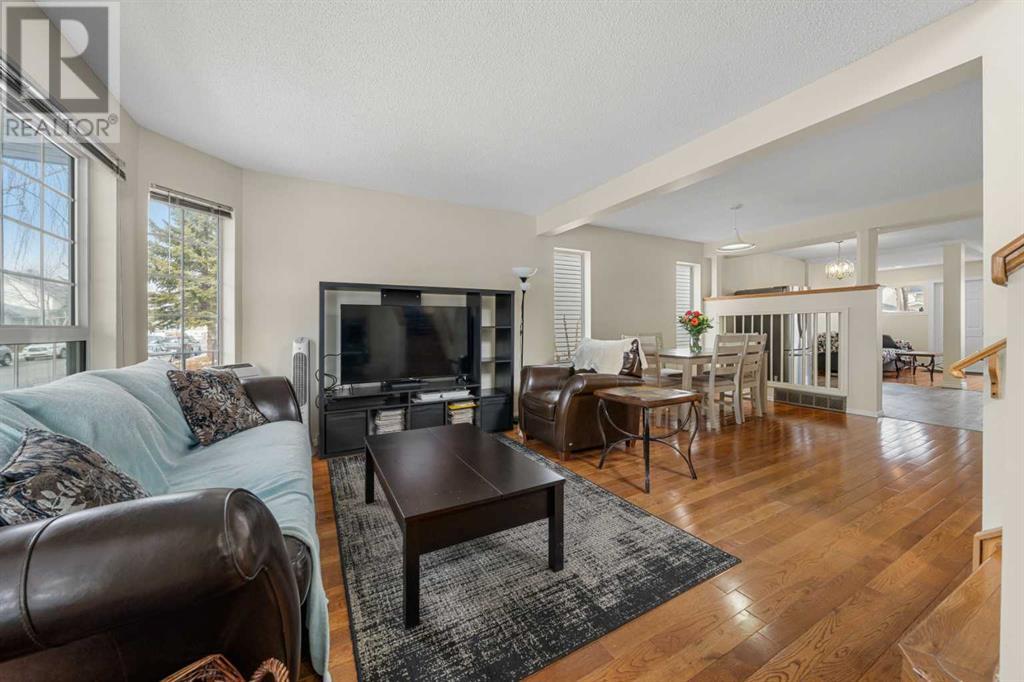 Property at 315 Costa Mesa Close NE image 2