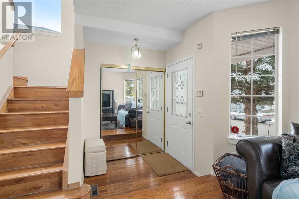 Property at 315 Costa Mesa Close NE image 3