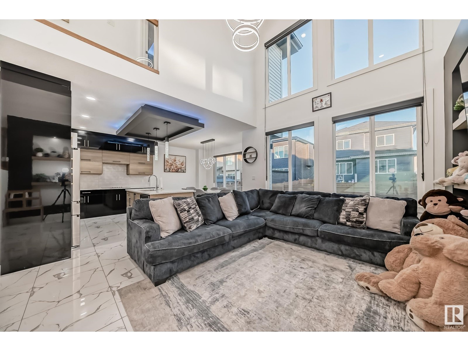 Property at 211 37 ST SW image 1