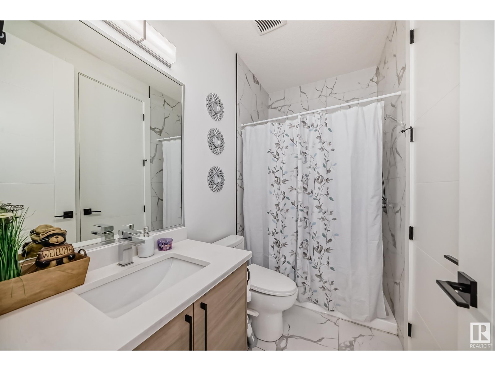 Property at 211 37 ST SW image 4