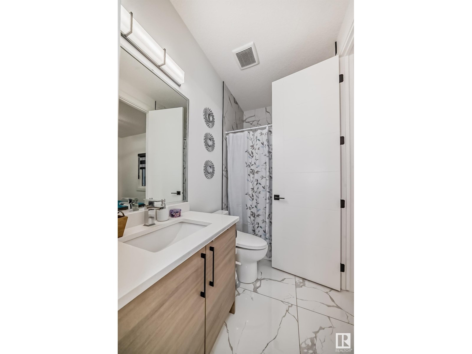 Property at 211 37 ST SW image 5