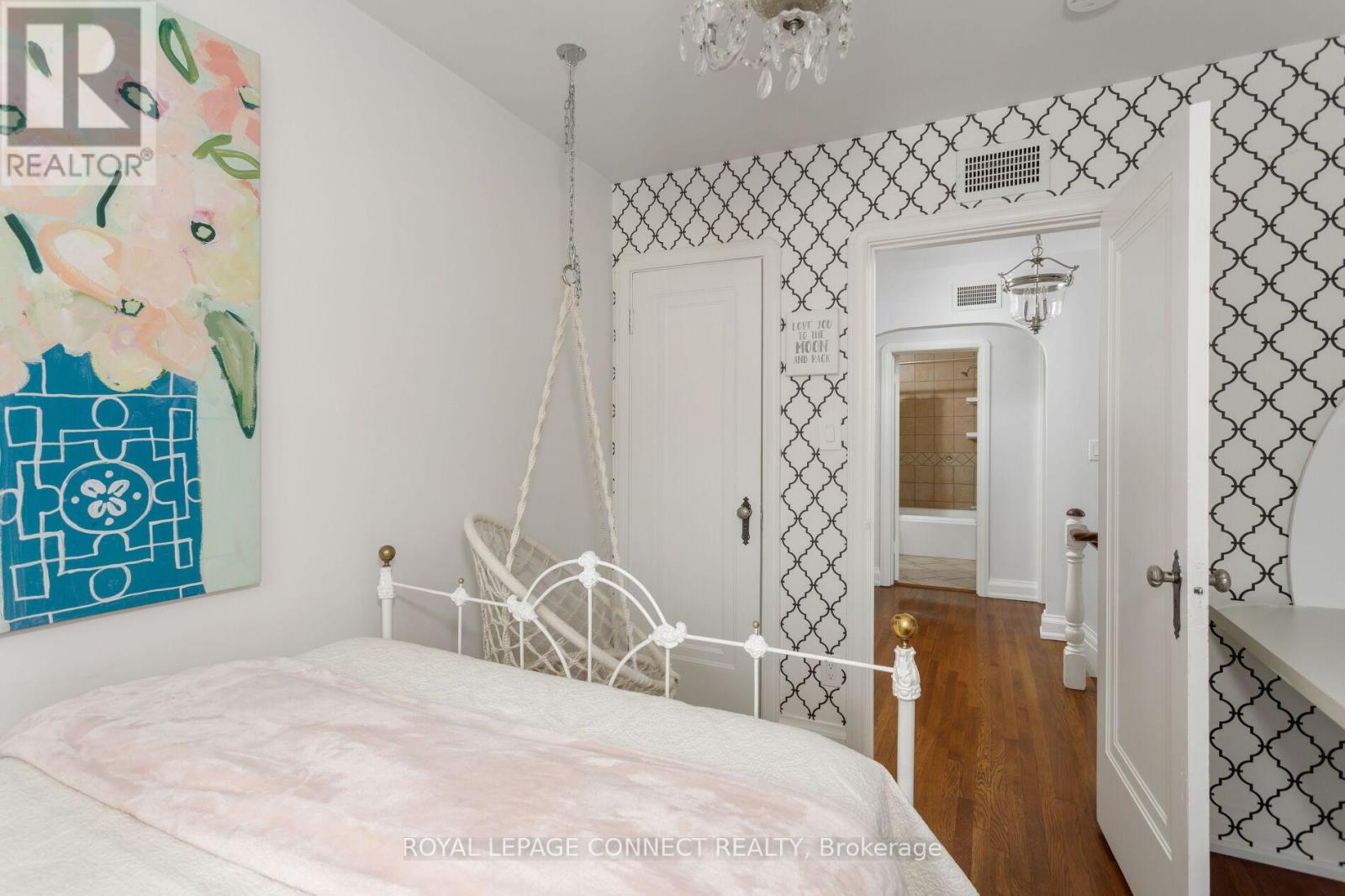 32 Winston Grove, Toronto, Ontario  M8Y 2K9 - Photo 24 - W12098145