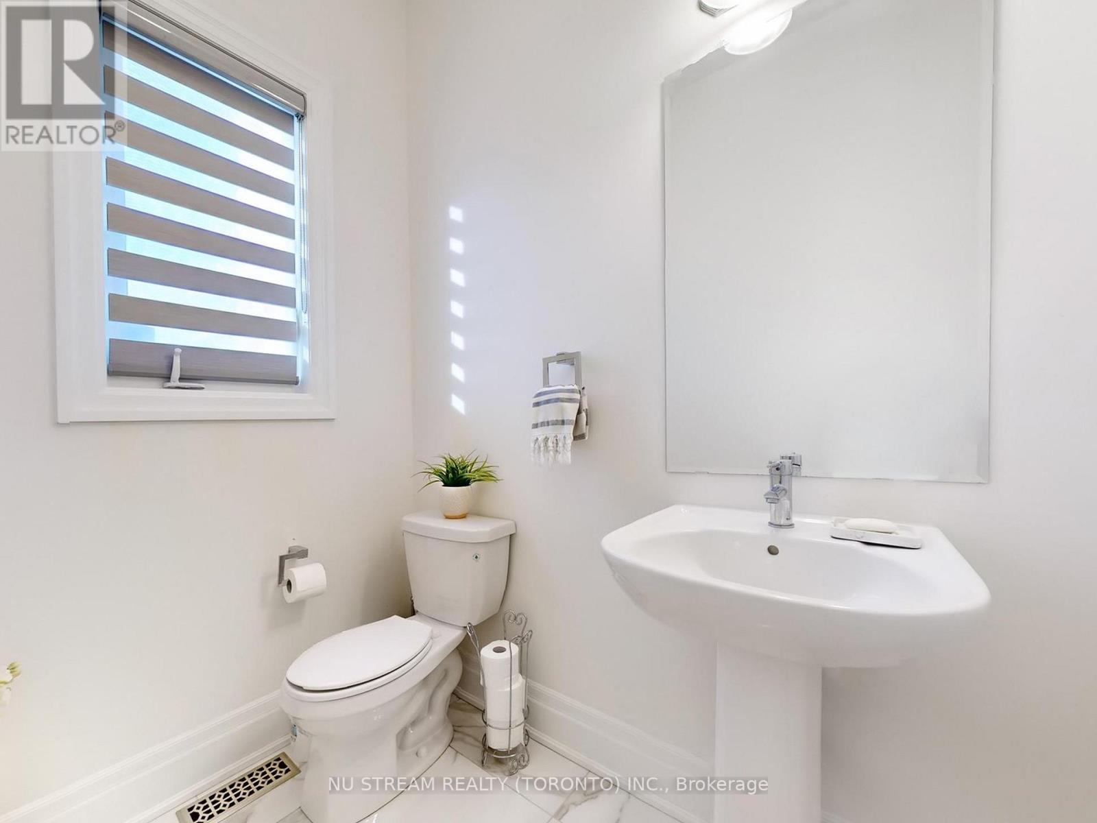 2 Pietrowski Drive, Georgina, Ontario  L4P 0J7 - Photo 19 - N12118602