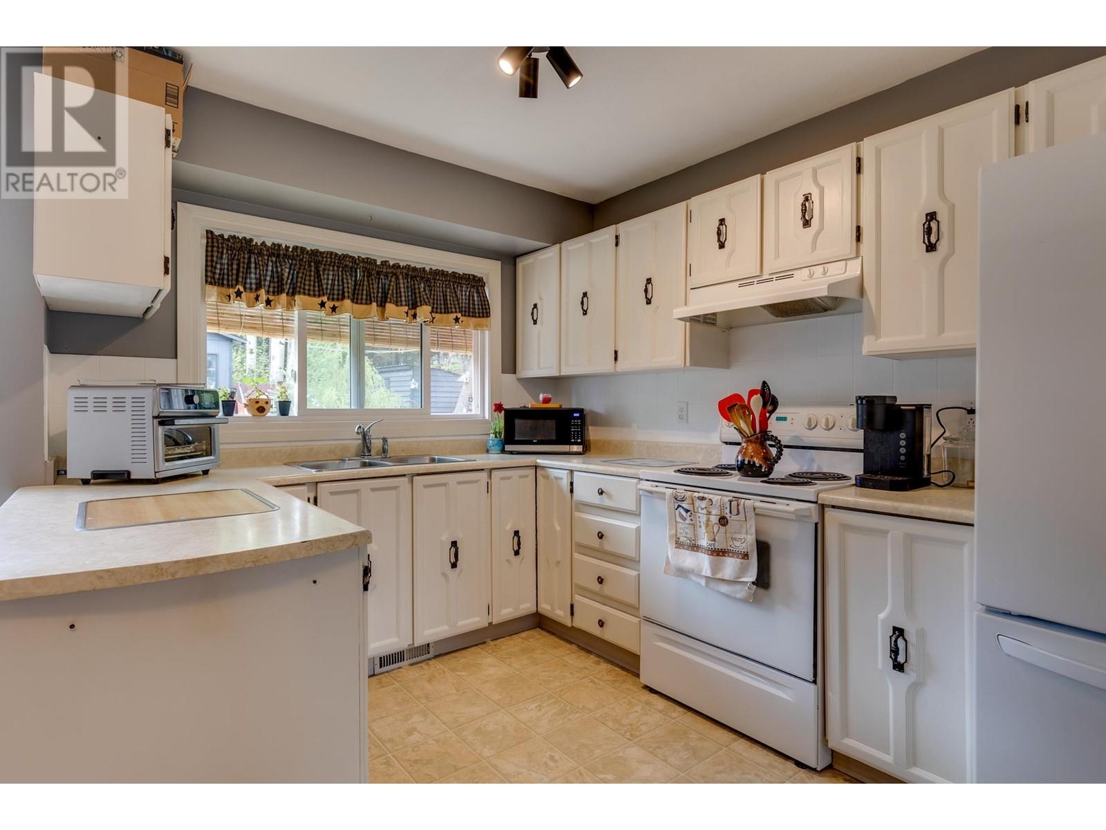 Property at 8145 ST LAWRENCE AVENUE image 4