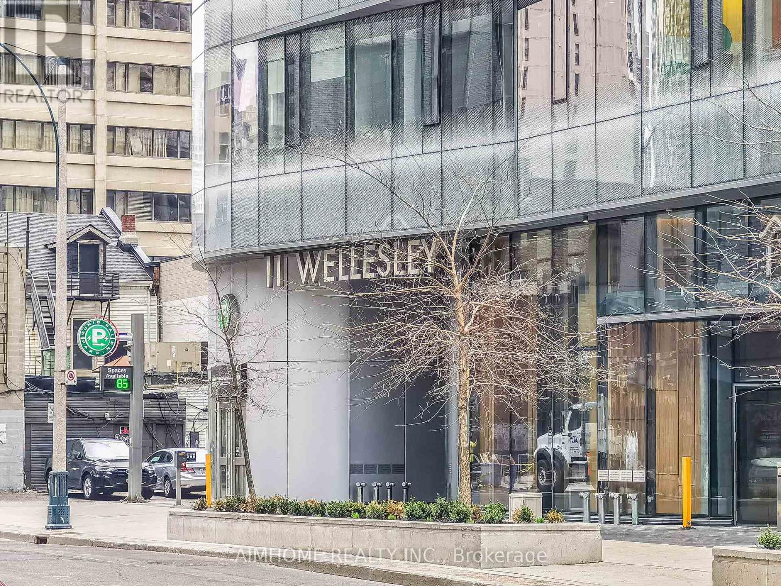 1612 - 11 Wellesley Street W, Toronto, Ontario  M4Y 0G4 - Photo 1 - C12118610