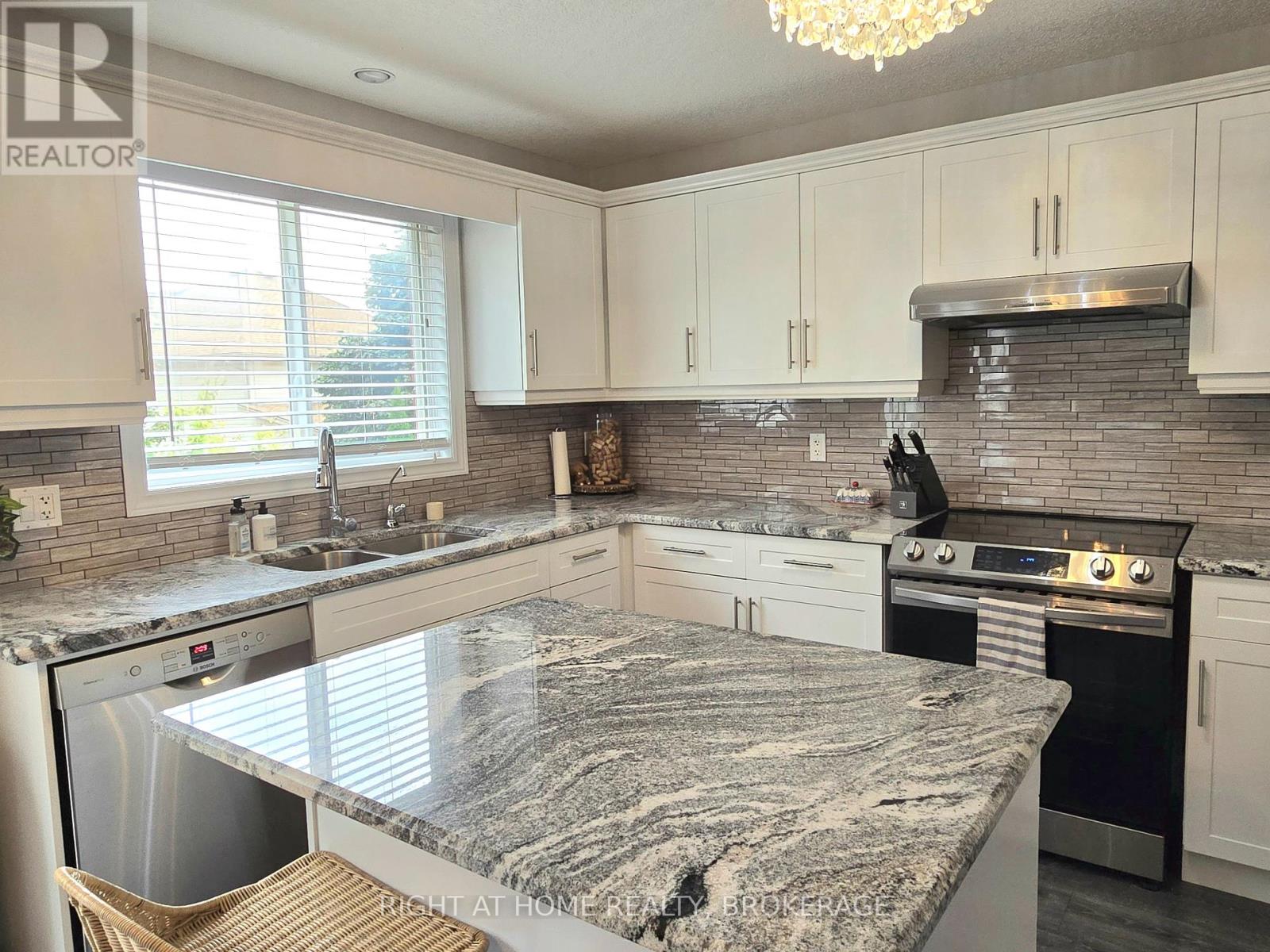 520 Pine Hollow Court, Kitchener, Ontario  N2R 1T3 - Photo 8 - X12118626