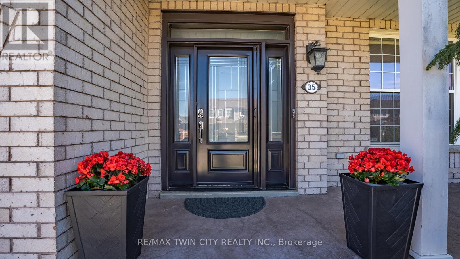 35 Hunter Way, Brantford, Ontario  N3T 6S3 - Photo 4 - X12118710
