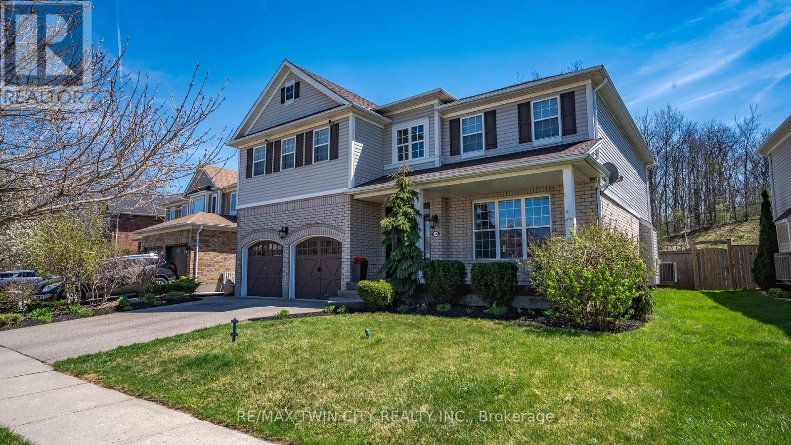 Property at 35 HUNTER WAY image 3