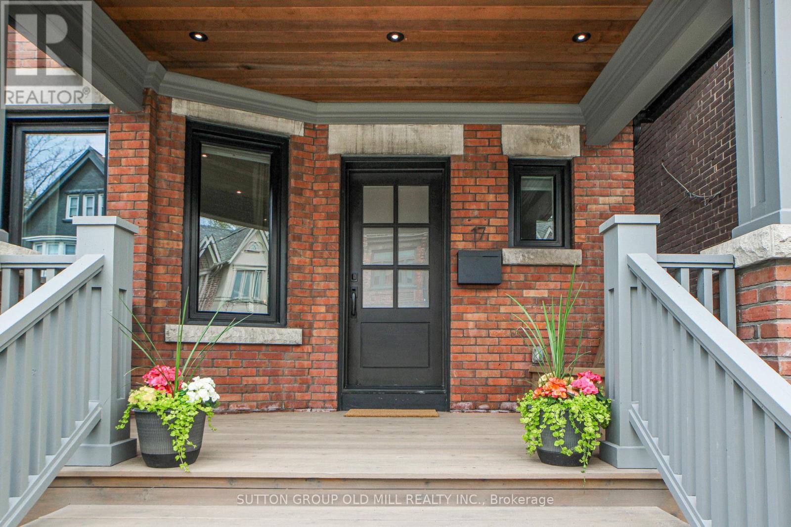 17 Grafton Avenue, Toronto, Ontario  M6R 1C3 - Photo 4 - W12113357
