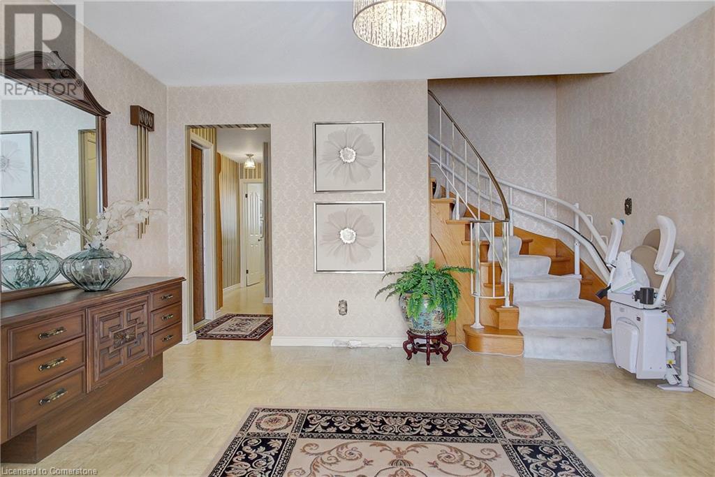 Property at 28 UPPER CANADA Place image 4