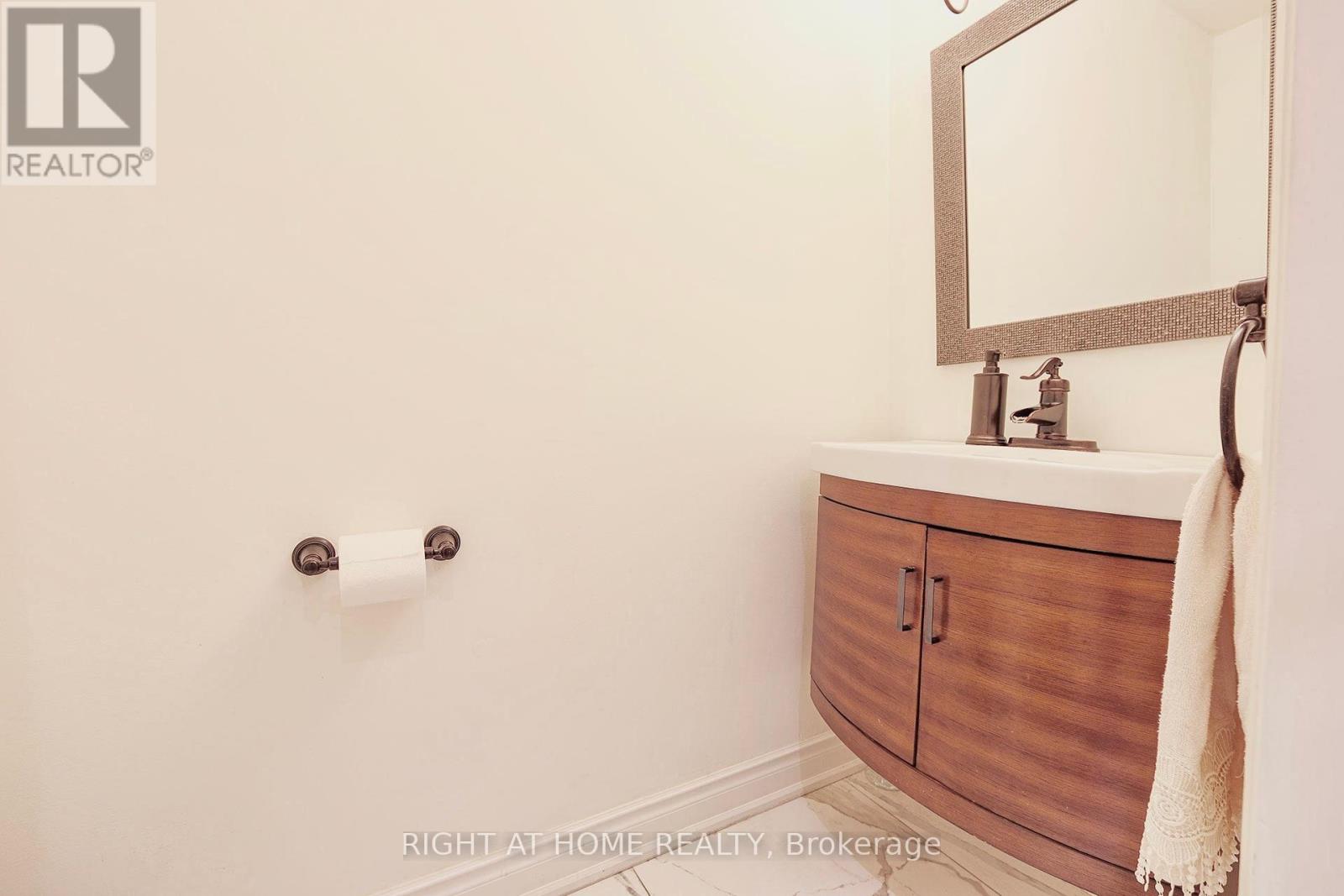 89 Yonge Boulevard, Toronto, Ontario  M5M 3G8 - Photo 17 - C12016620