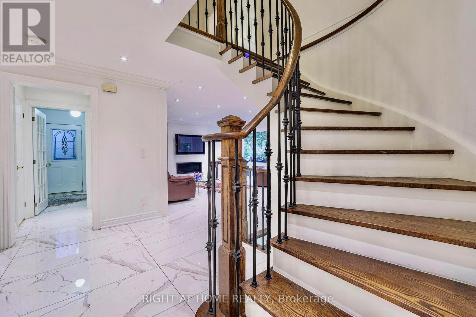 89 Yonge Boulevard, Toronto, Ontario  M5M 3G8 - Photo 14 - C12016620