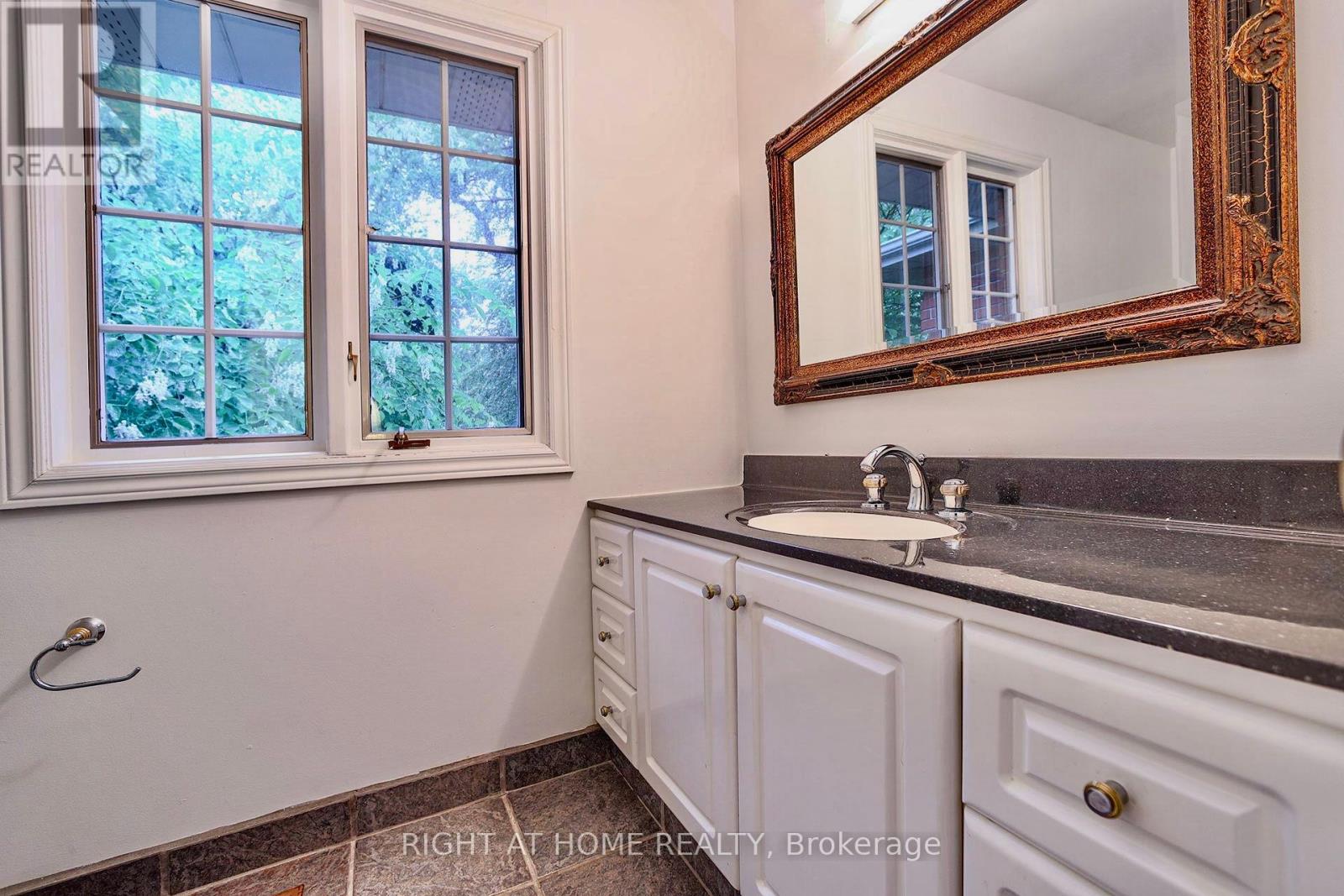 89 Yonge Boulevard, Toronto, Ontario  M5M 3G8 - Photo 24 - C12016620