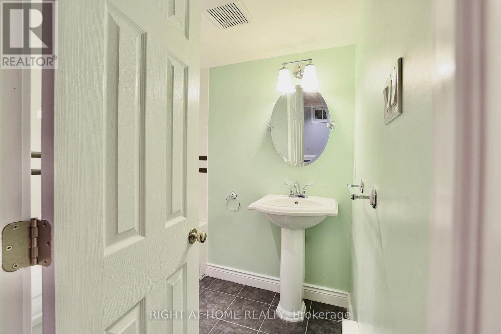 89 Yonge Boulevard, Toronto, Ontario  M5M 3G8 - Photo 35 - C12016620
