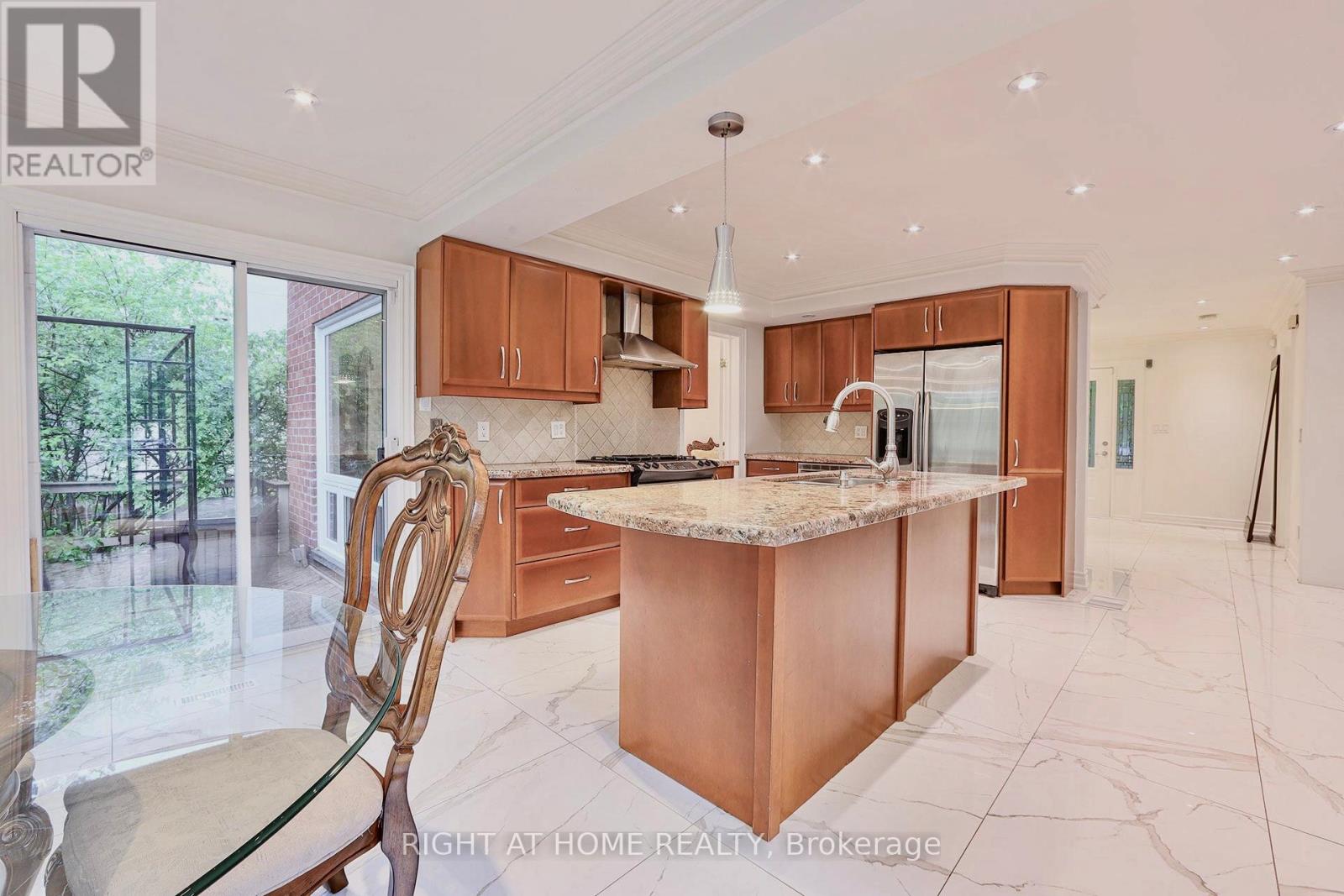 89 Yonge Boulevard, Toronto, Ontario  M5M 3G8 - Photo 7 - C12016620