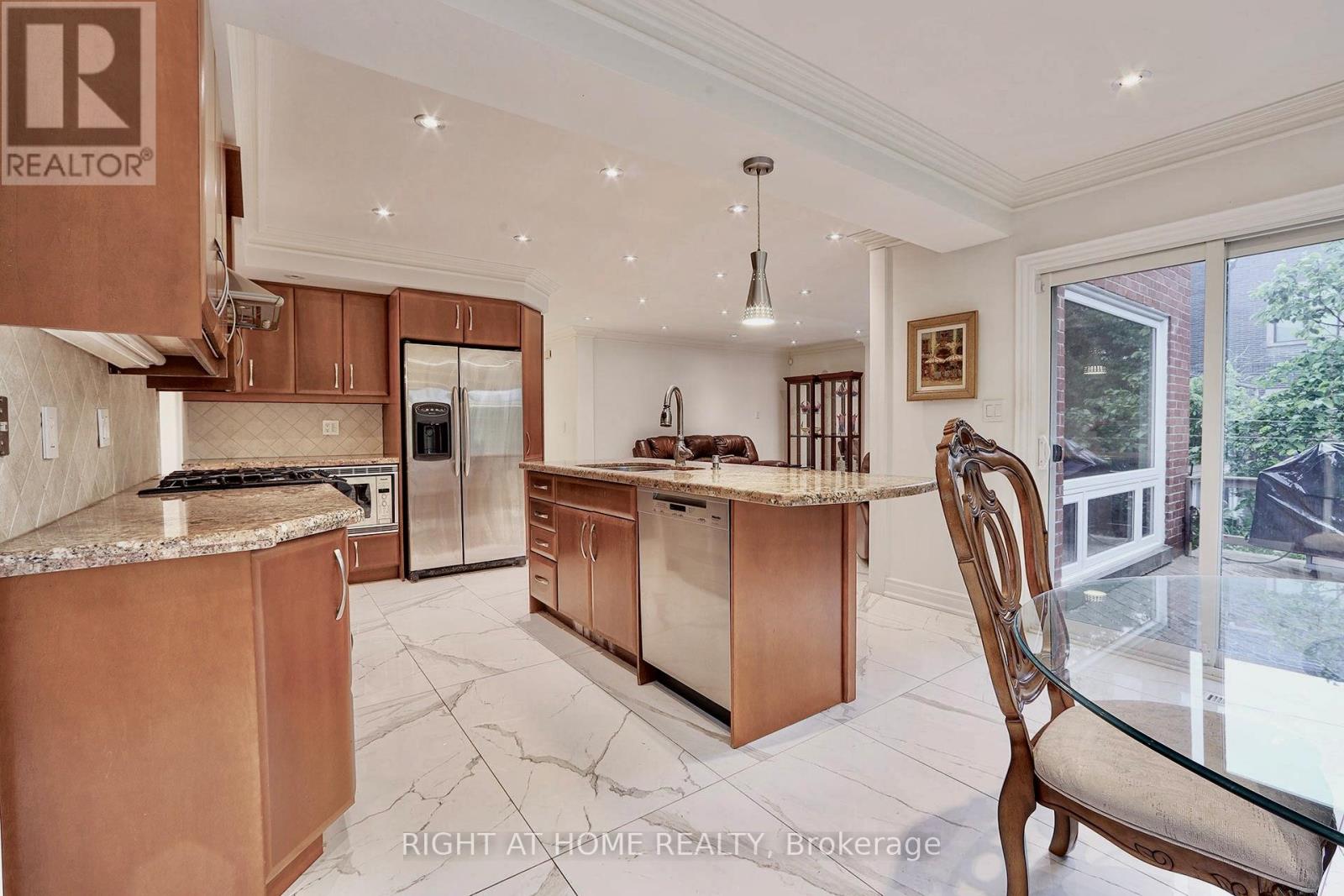 89 Yonge Boulevard, Toronto, Ontario  M5M 3G8 - Photo 9 - C12016620
