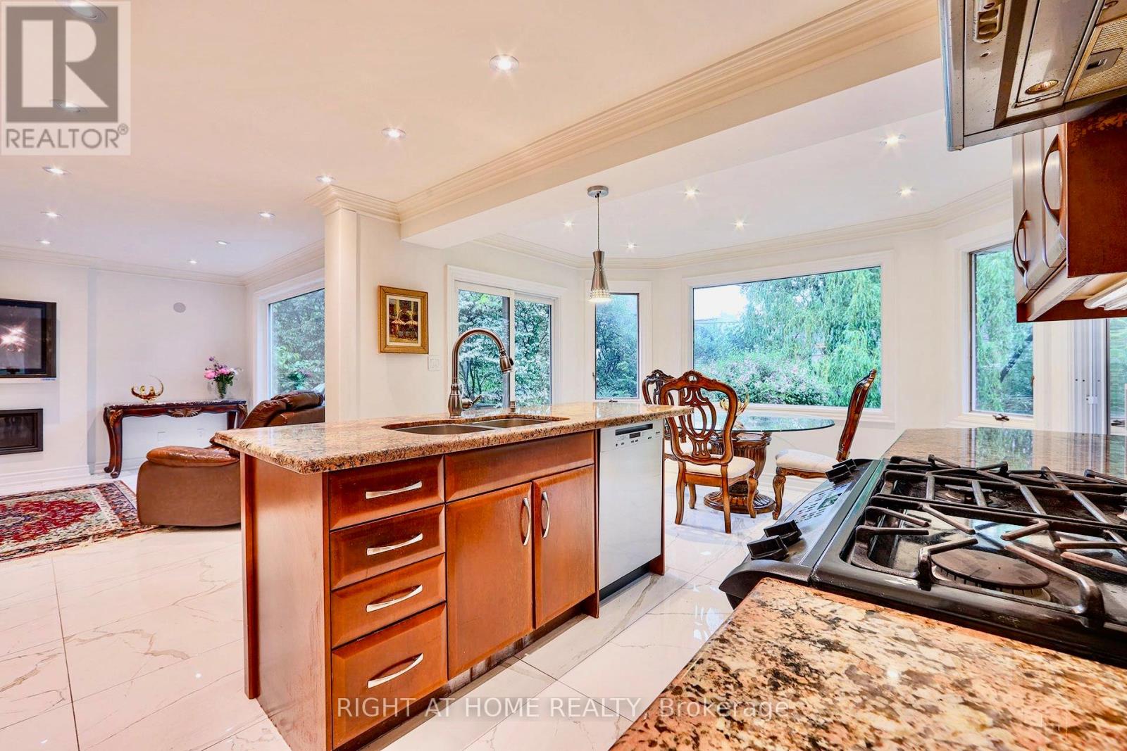 89 Yonge Boulevard, Toronto, Ontario  M5M 3G8 - Photo 8 - C12016620