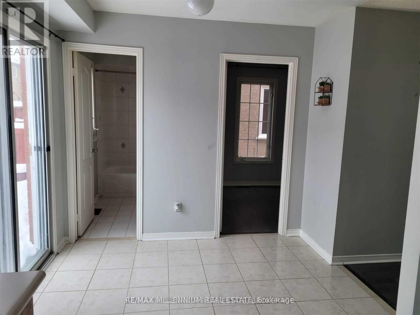 17 Manitoba Place, Brampton, Ontario  L6R 2H9 - Photo 8 - W12118142