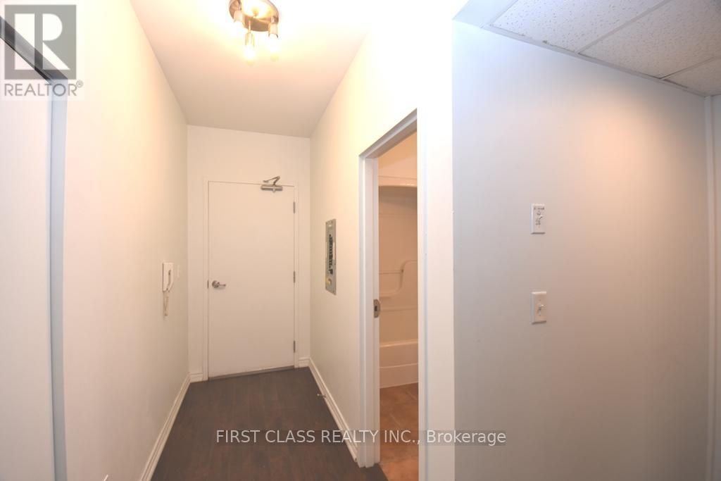 2 - 18 Market Street, Brantford, Ontario  N3T 2Z5 - Photo 2 - X12079486