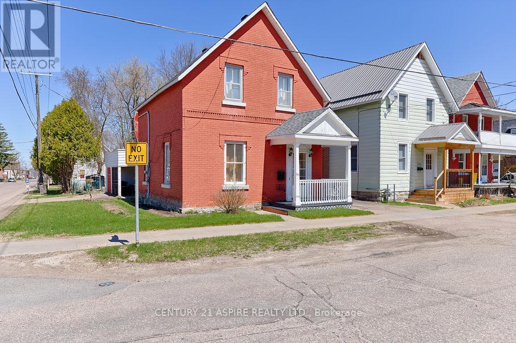 201 Welland Street, Pembroke, Ontario  K8A 5Y2 - Photo 1 - X12108306