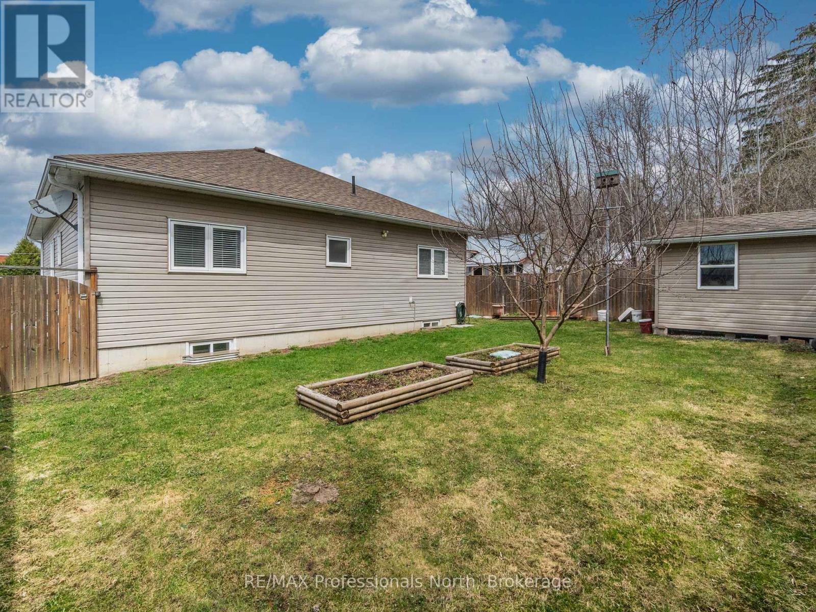 27 Susan Street W, Huntsville (Chaffey), Ontario  P1H 1X2 - Photo 28 - X12117432