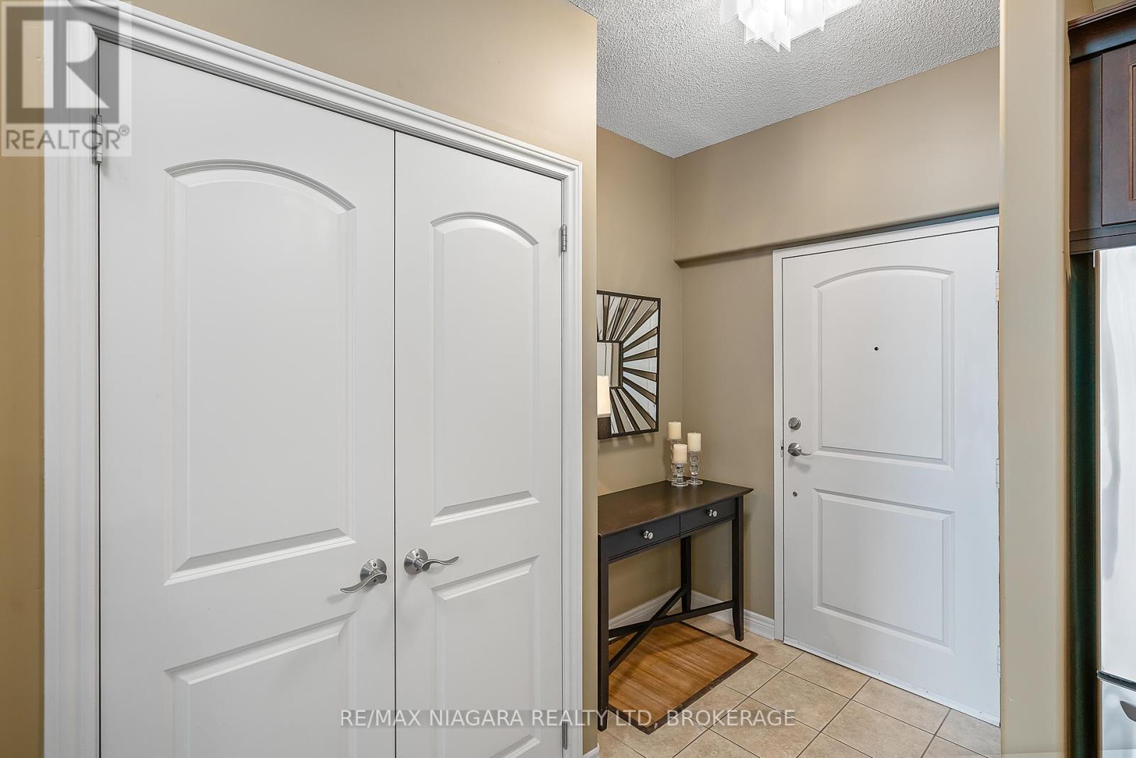 Property at 206 - 2799 ST. PAUL AVENUE image 4