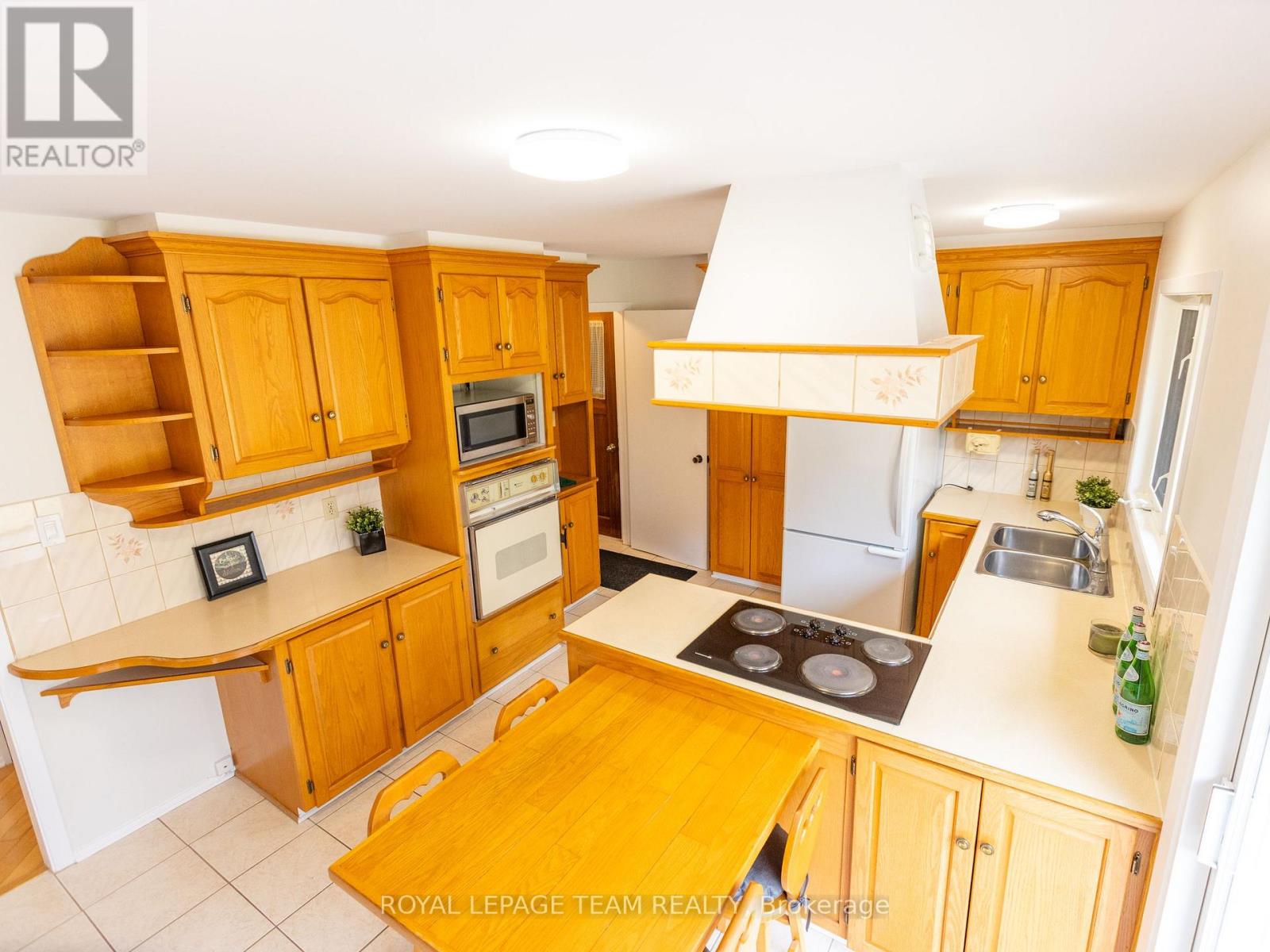 1357 Plumber Avenue, Ottawa, Ontario  K1K 4B2 - Photo 8 - X12118946