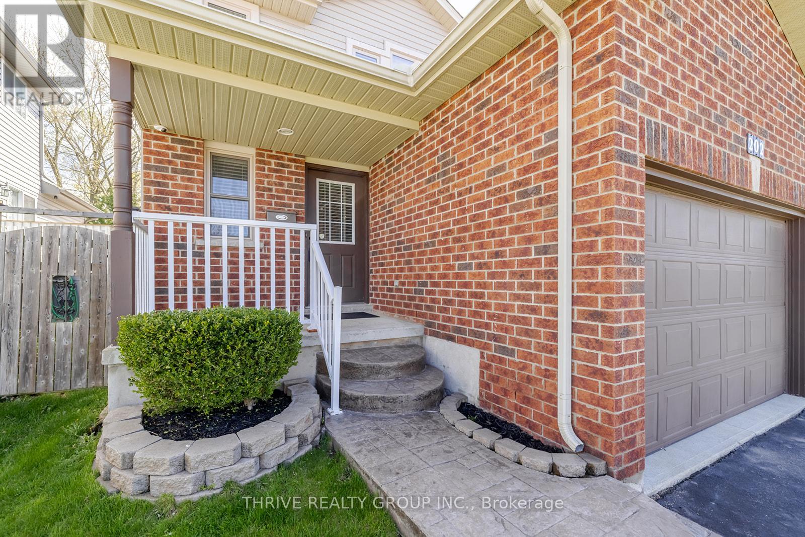 202 Crimson Crescent, London East, Ontario  N5W 6G1 - Photo 3 - X12119133