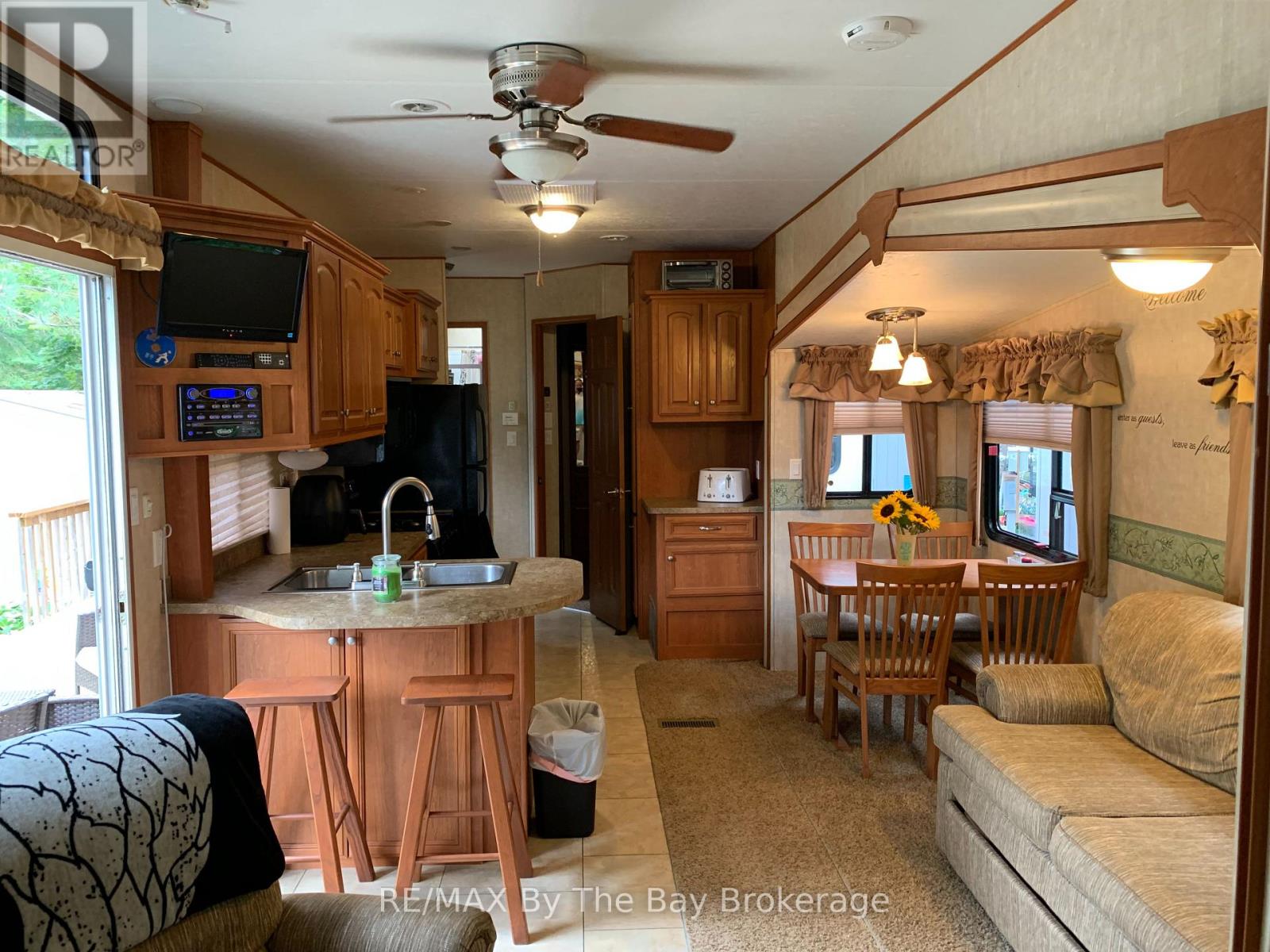 222 - 85 Theme Park Drive, Wasaga Beach, Ontario  L9Z 1X7 - Photo 5 - S12119112