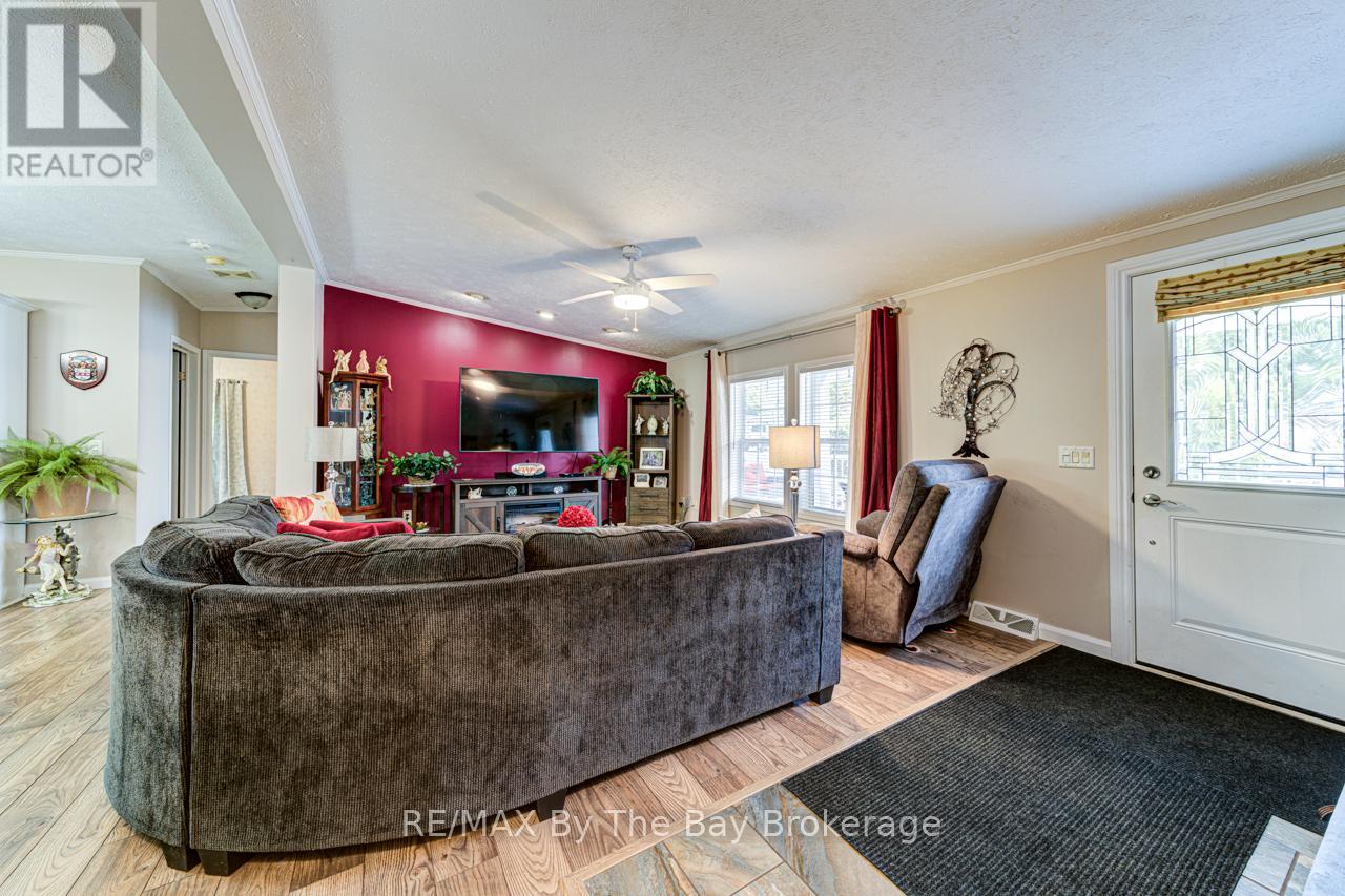 102 Rosewood Drive, Georgian Bluffs, Ontario  N4K 5N5 - Photo 10 - X12119083