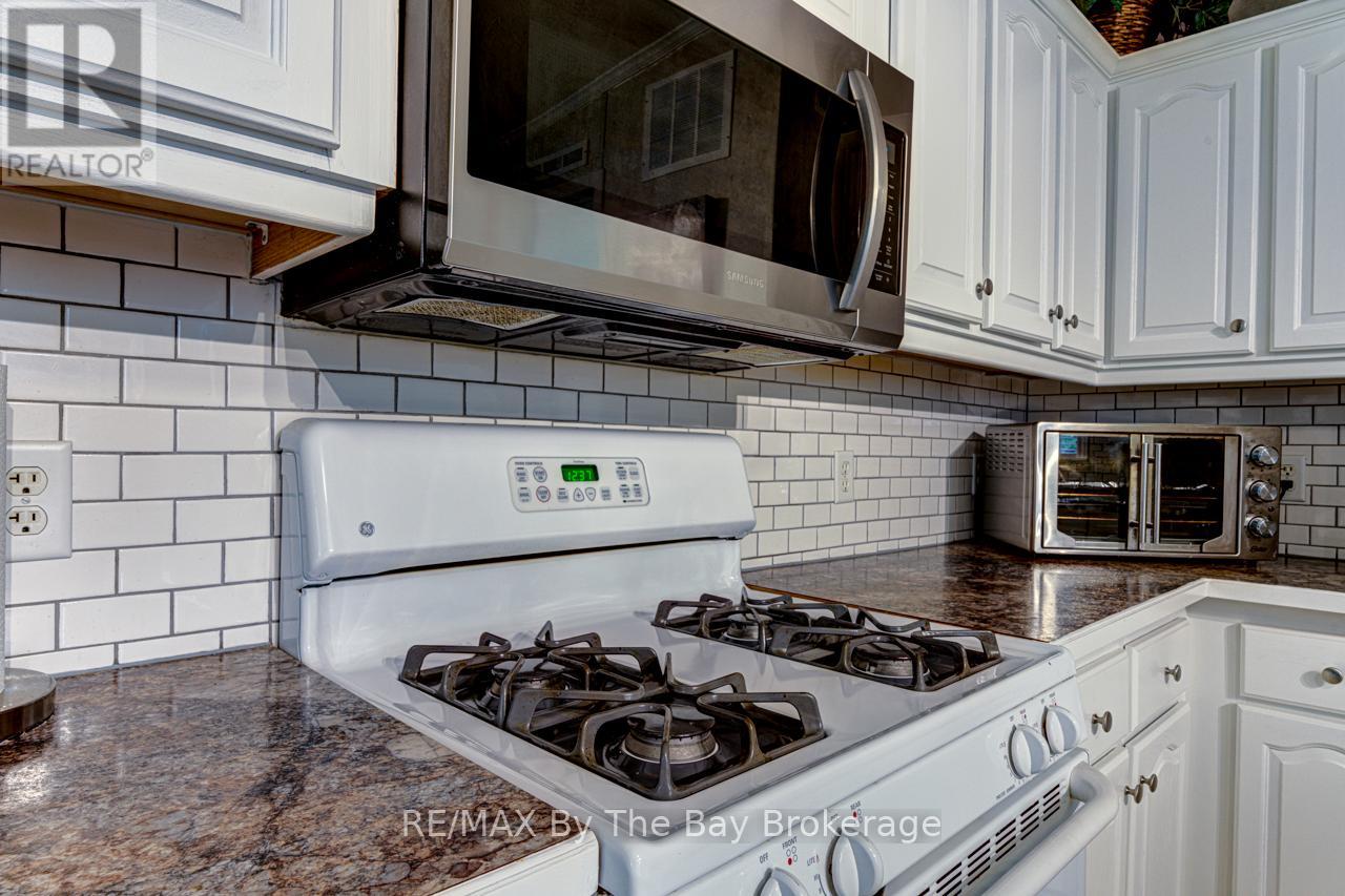 102 Rosewood Drive, Georgian Bluffs, Ontario  N4K 5N5 - Photo 24 - X12119083