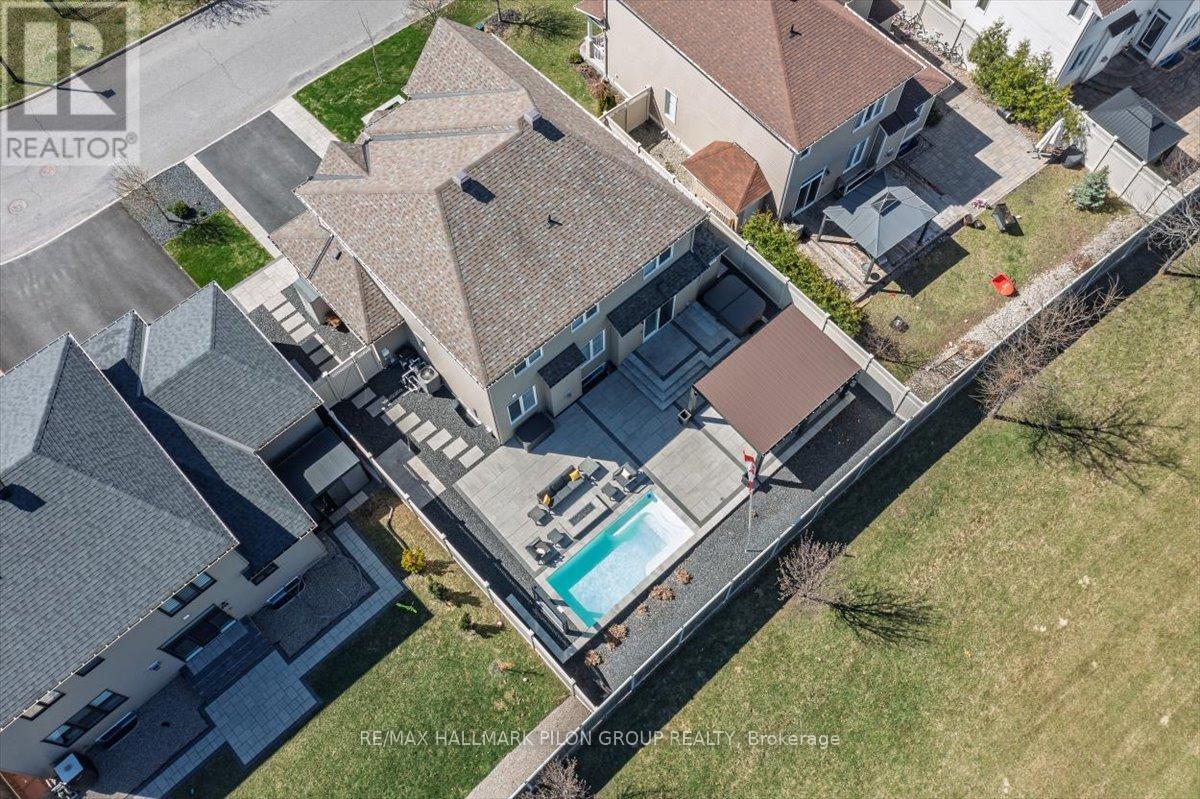 Property at 379 NESTLETON STREET image 2