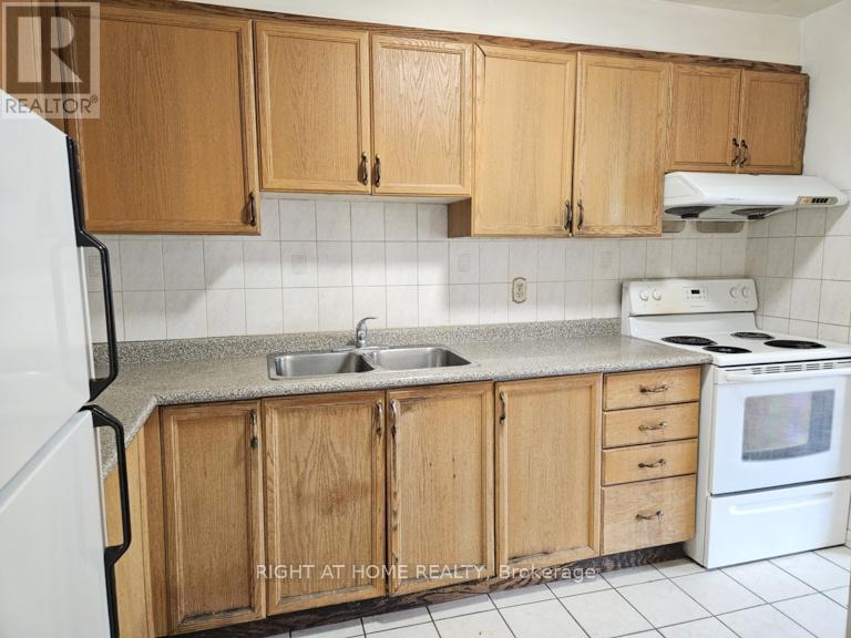 2502 - 1 Massey Square, Toronto (Crescent Town), Ontario  M4C 5L4 - Photo 2 - E12119221