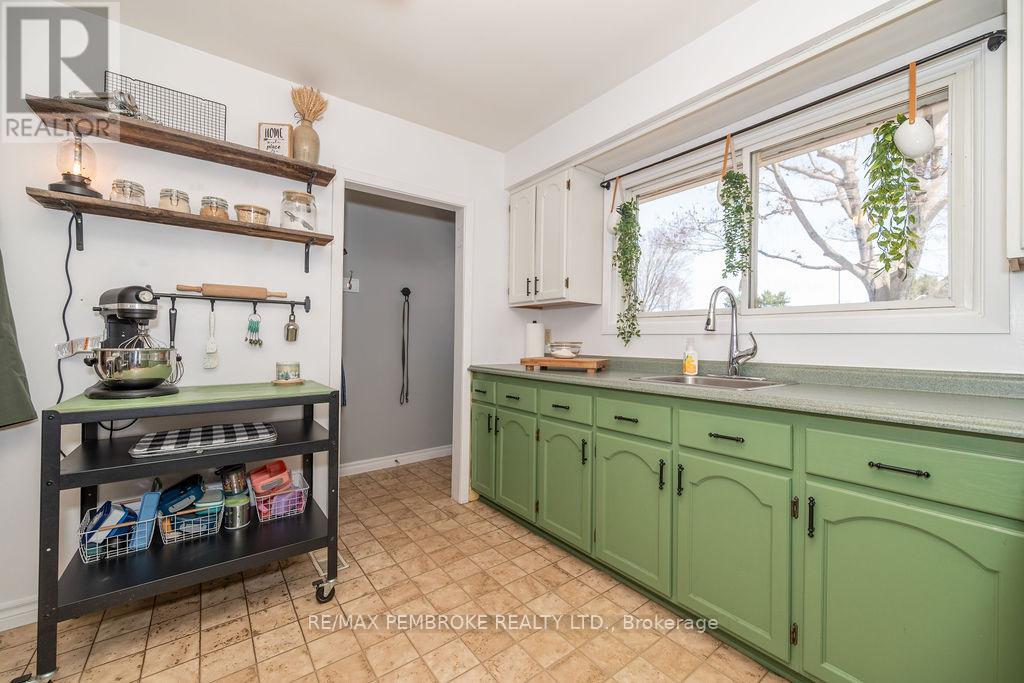 76 Frontenac Crescent, Deep River, Ontario  K0J 1P0 - Photo 14 - X12119380