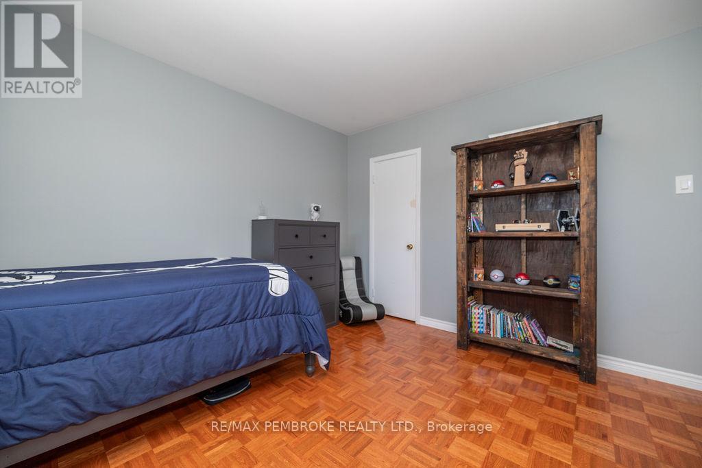 76 Frontenac Crescent, Deep River, Ontario  K0J 1P0 - Photo 22 - X12119380