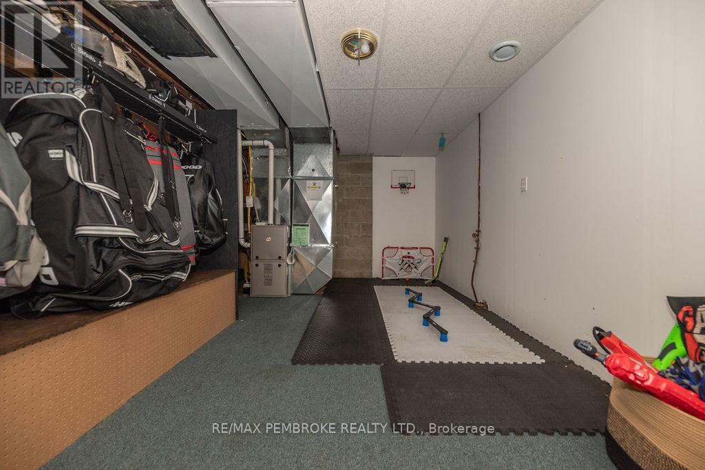 76 Frontenac Crescent, Deep River, Ontario  K0J 1P0 - Photo 35 - X12119380
