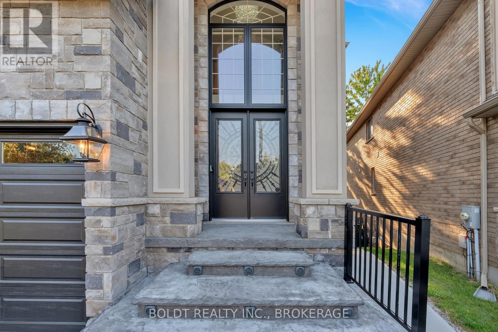 47 Lorupe Court, Hamilton (Ancaster), Ontario  L9G 0C8 - Photo 2 - X12119362
