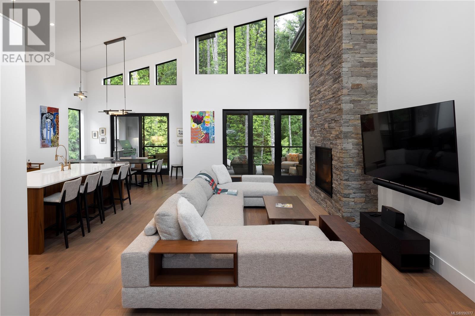 Property at 2219 Riviera Pl image 3