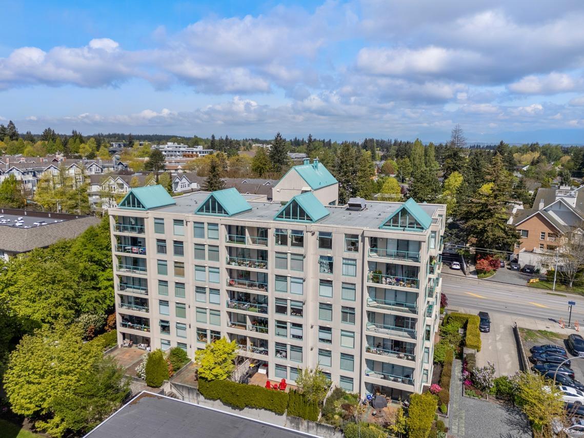702 15466 North Bluff Road, White Rock, British Columbia  V4B 3G1 - Photo 1 - R2996599