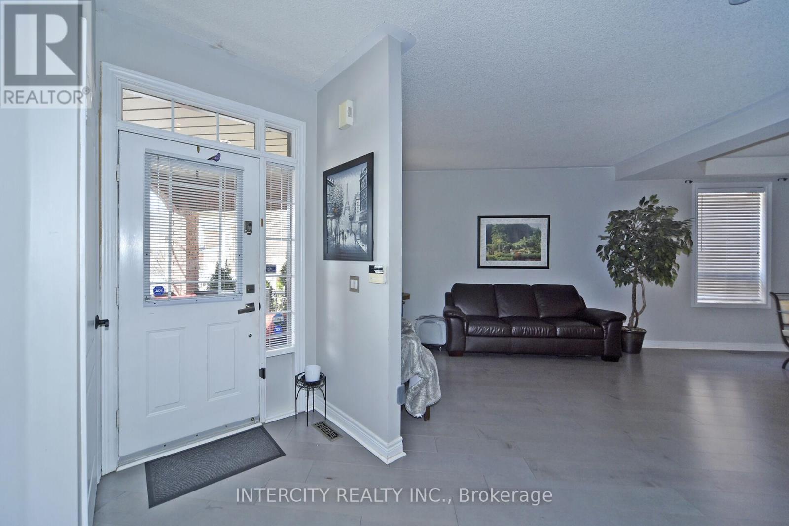 122 Estate Garden Drive, Richmond Hill, Ontario  L4E 3V6 - Photo 3 - N12048366