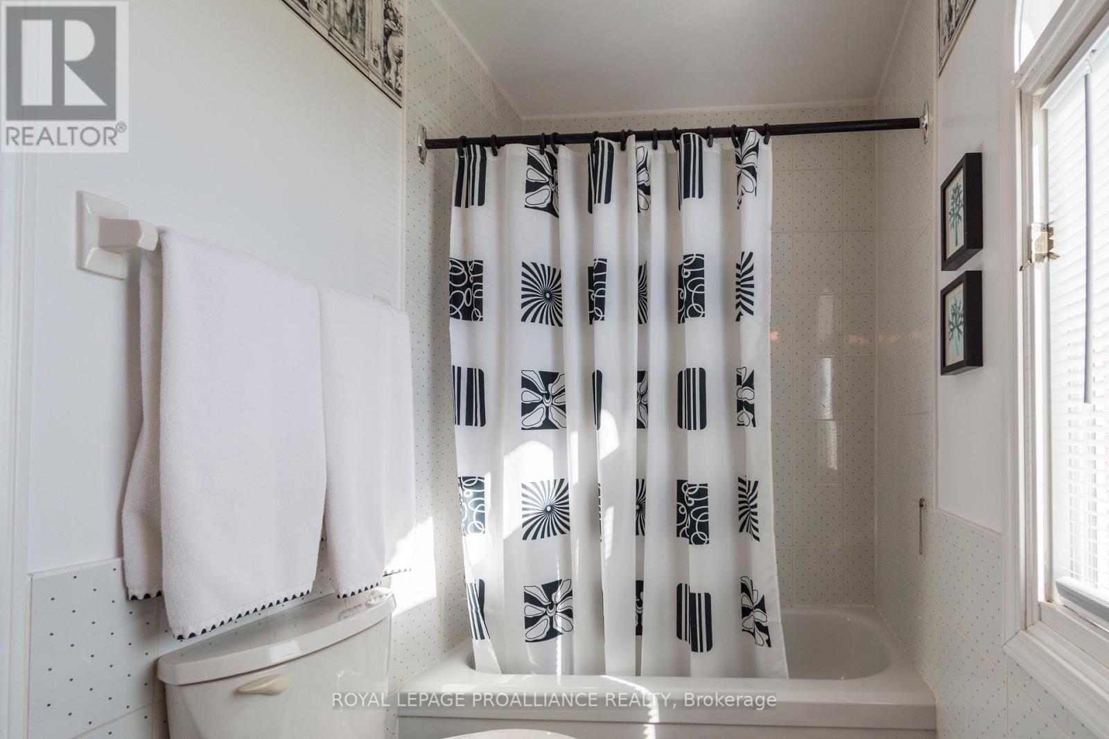 4 Queensboro Court, Belleville (Belleville Ward), Ontario  K8P 5E5 - Photo 31 - X12119422