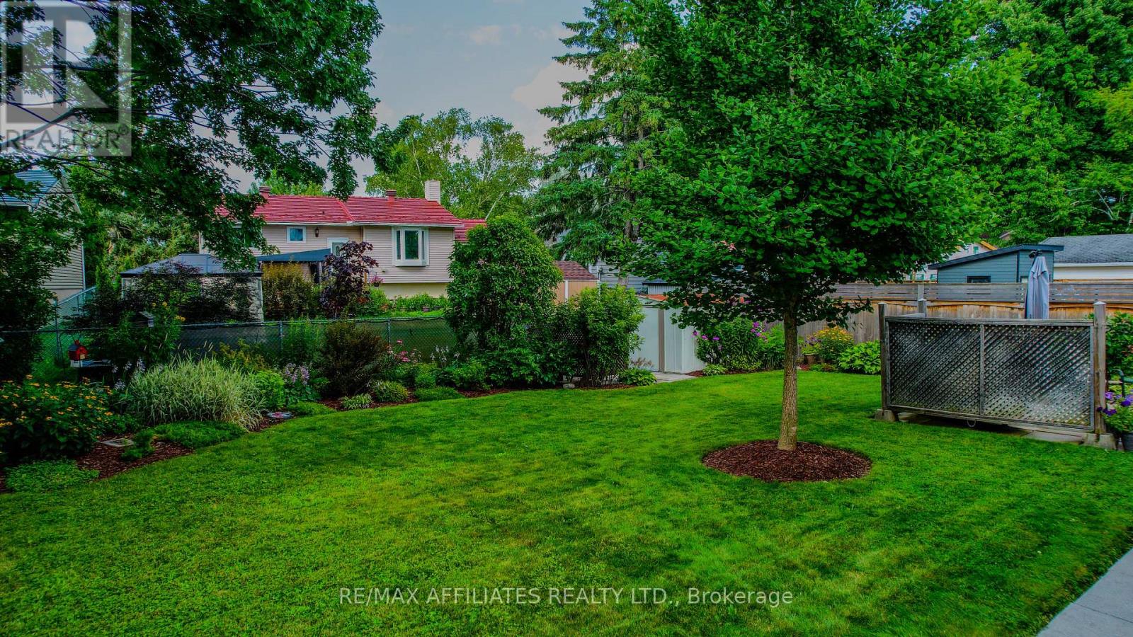 17 Uxbridge Crescent, Ottawa, Ontario  K2L 1P6 - Photo 32 - X12119575
