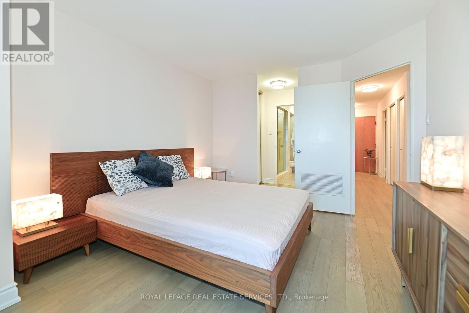 1703 - 110 Bloor Street W, Toronto, Ontario  M5S 2W7 - Photo 8 - C12119279