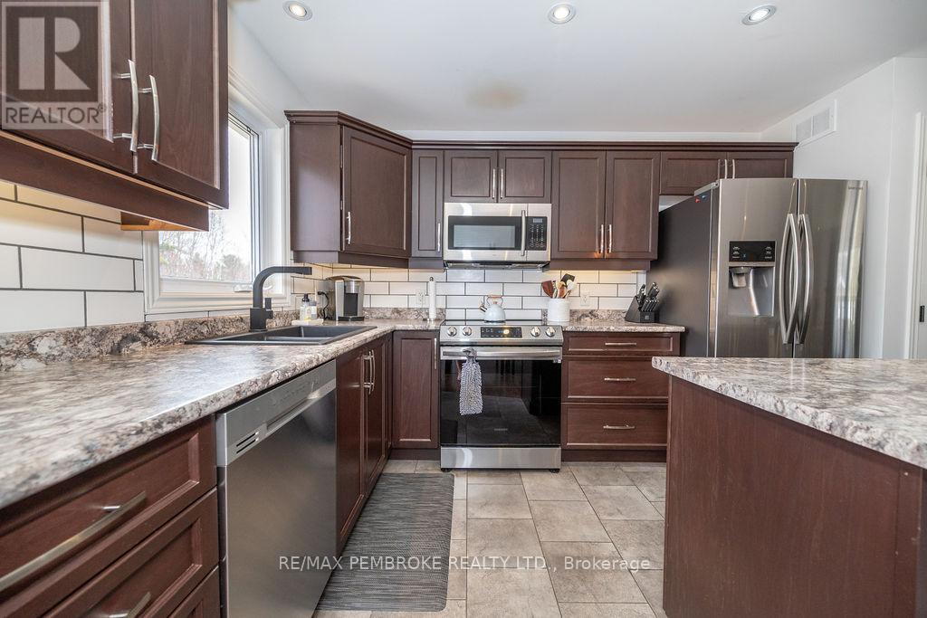47 Biesenthal Road, Petawawa, Ontario  K8H 3S3 - Photo 11 - X12119449